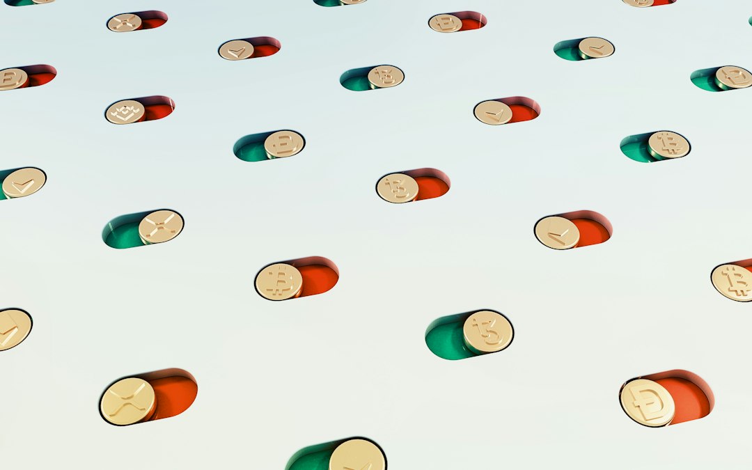 Rote und grüne Kapseln mit goldenen Enden, auf denen jeweils verschiedene Emojis abgebildet sind, sind in einem diagonalen Gittermuster vor einem hellen Hintergrund angeordnet - eine lebhafte Anspielung auf die Kryptowährungswelt und Bitcoin-Podcasts.